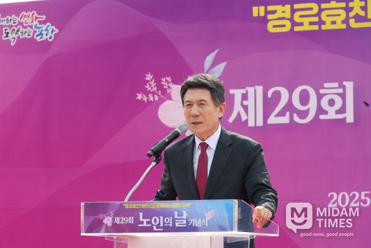 포항시는 2일 만인당 옆 잔디구장에서 ‘제29회 노인의날 기념식’을 개최했다.
