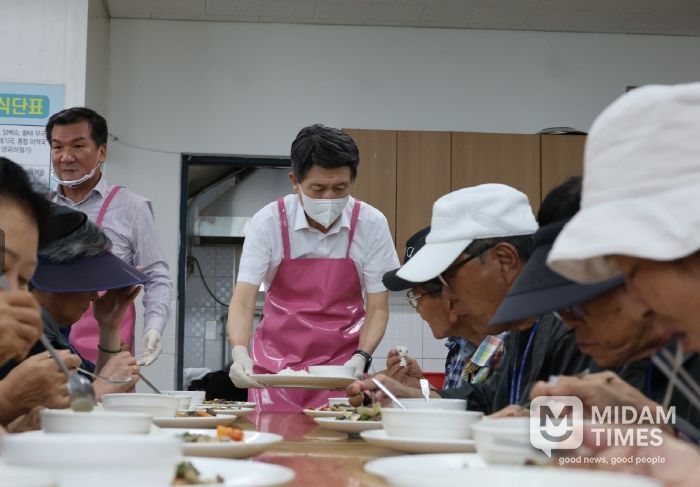 2일 추석을 앞두고 무료급식소 ‘만나의집’을 방문해 배식 봉사를 하고 있는 이강덕 포항시장.