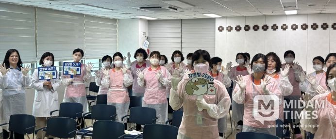 주성삼병원 종사자들이 감병예방 교육을 하고 있다.