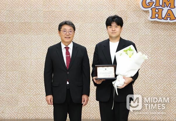 왼쪽부터 홍태용 김해시장 ㈜비앤테크 방용휘 대표