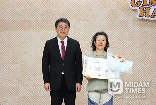 왼쪽부터 홍태용 김해시장, 이달의 우수 자원봉사왕 이미선씨