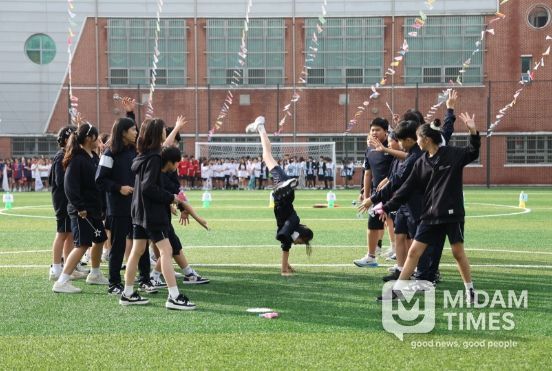 박강수 마포구청장, 신수중 사계절 푸른 잔디 운동장 탄생 축하
