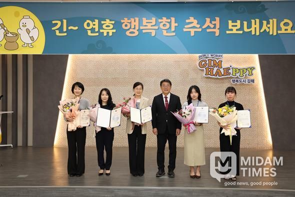 김해시 관계자들이 기념 촬영을 하고 있다.