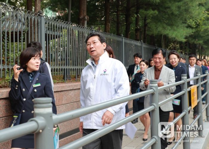 이상일 용인특례시장은 죽전 대청초 어린이 교통지도 봉사에 참여해 통학로 주변을 둘러보며 시설을 점검하고 교통지도를 했다