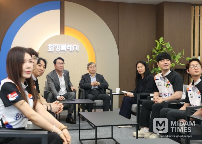 정명근 화성특례시장이 볼링선수들과 간담회를 하고 있다