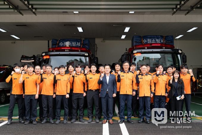 이재준 수원시장(가운데)가 수원소방서 근무자들을 격려한 후 함께하고 있다.