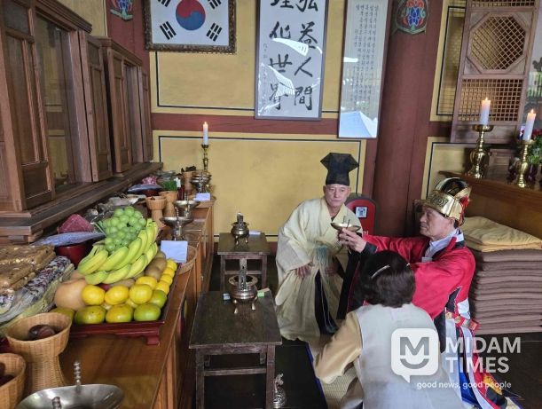 안병구 밀양시장이 3일 영남루 내 천진궁에서 열린 개천대제 초헌관으로 참여해 예를 올리고 있다.