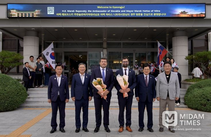 주낙영 경주시장이 2일 시청 본관 앞에서 마렉 레포브스키(사진 좌측에서 세 번째) 주한슬로바키아 대사와 마렉 하타스(좌측에서 네 번째) 니트라시장을 접견한 후 기념촬영을 하고 있다.