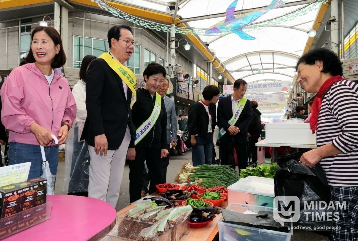 송인헌 괴산군수가 3일 추석을 앞두고 괴산전통시장을 찾아 상인과 인사를 나누며 따뜻한 명절 인사를 전하고 있다.