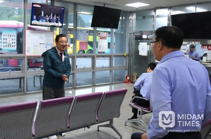 추석을 하루 앞둔 5일, 이현재 하남시장이 창우동 BRT 환승센터에 방문해 운수 종사자들을 격려를 하고 있다.