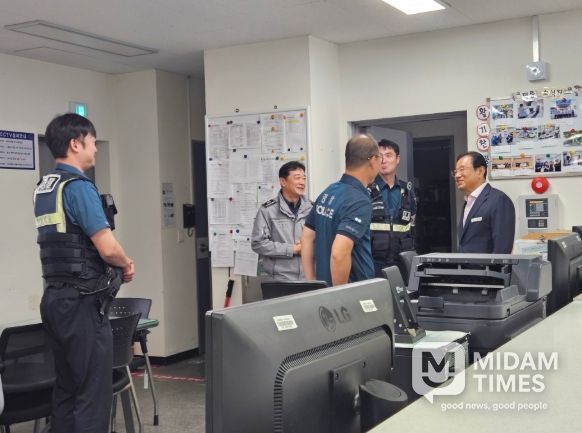 6일 추석을 맞아 이현재 하남시장(오른쪽 첫 번째)이 덕풍 지구대에 방문해 연휴에도 시민의 안전을 위해 최일선 현장을 지키고 있는 경찰관을 격려하고 있다.