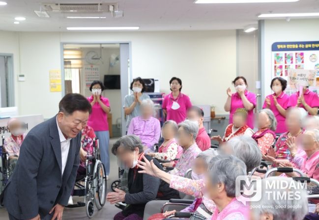 박승원 광명시장이 지난 3일 광명시립노인요양센터를 찾아 어르신들에게 인사하고 있다.