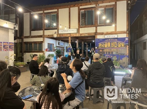 영주 후생시장에서참가자들이 야행코스 설명을 듣고 있다