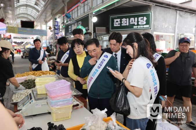 송기섭 진천군수 전통시장 장보기 행사