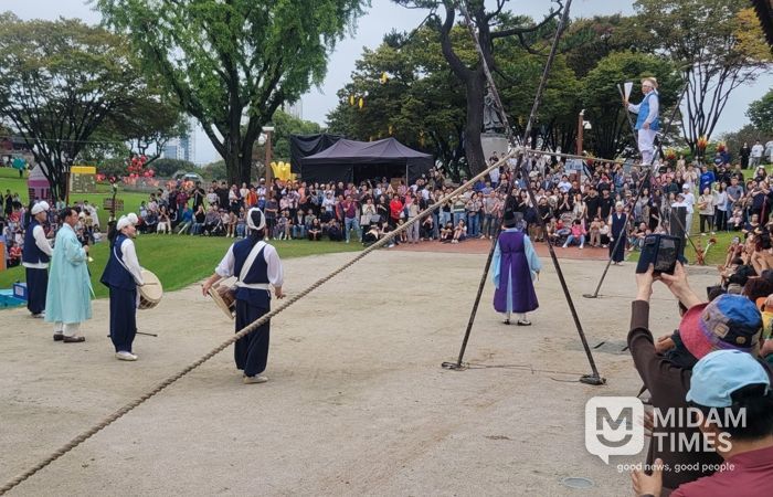 진주성 전통연희 공연 ‘진주성 연희광대’ 관람객 호응 속 성황리 진행