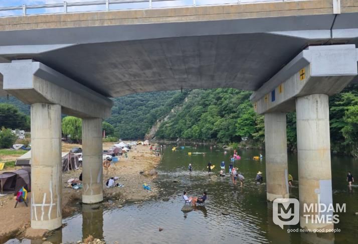 청양군의 대표 물놀이 명소인 까치내 유원지의 모습