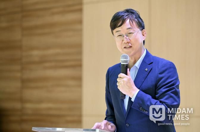 이민근 안산시장이 지난 6월 17일 원곡초등학교 준공식에서 인사 발언을 진행하고 있다.