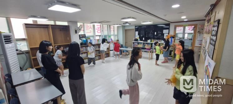 학생들이 지난 20일 동구 해누리지역아동센터에서 방송댄스 프로그램에 참여하고 있다.