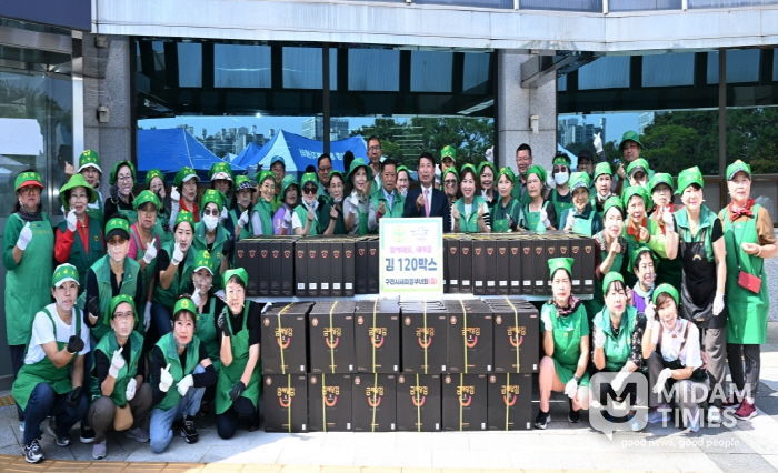 백경현 구리시장이 함께해요. 새마을, 행복한 추석 김 전달 행사에 참여하고 있다.