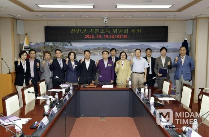 신안군 기본소득위원회 위원들이 기념사진 촬영하고 있다.