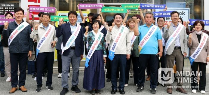 강진원 강진군수가 지역경제 활성화를 위해 강진읍 상가를 돌며 소상공인들의 애로사항을 듣고 직접 상품을 구매했다.