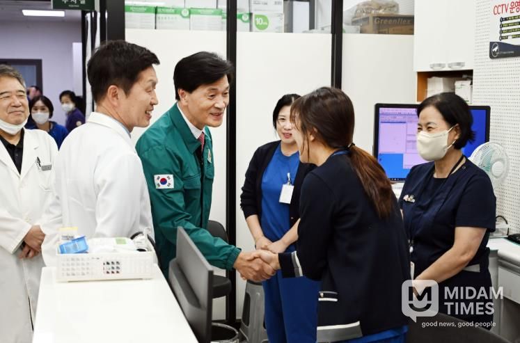 안병구 밀양시장이 10일 지역응급의료기관으로 신규 지정된 밀양병원을 방문해 의료진과 관계자들을 격려하고 있다.