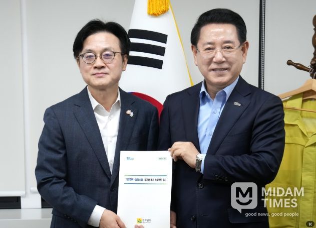 김영록 전라남도지사가 10일 오전 정부서울청사에서 김정관 산업통상부 장관과 면담을 갖고 석유화학·철강 산업 대전환 메가 프로젝트 등 전남도 핵심 사업 해결을 위한 건의 및 협조를 요청하고 있다.