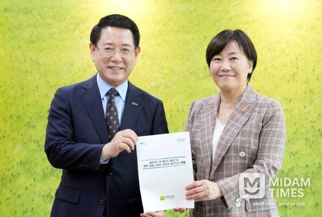 김영록 전라남도지사가 10일 오후 정부 세종청사에서 송미령 농림축산식품부 장관과 면담을 갖고 전남 주요 현안 사업에 대해 건의를 하고 있다.