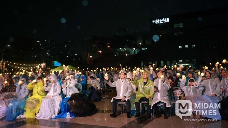이상일 용인특례시장은 10일 저녁 포은아트홀 문화광장서 열린 '가을별빛 콘서트'에 참석해 시민들과 공연을 함께했다