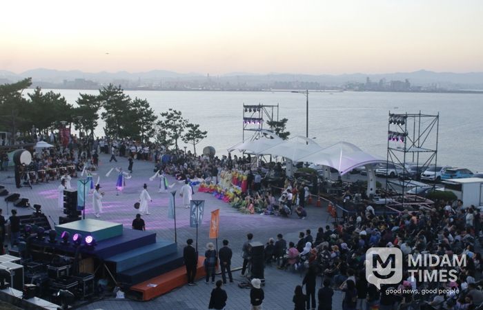 재단법인 포항문화재단은 11일 연오랑세오녀테마공원에서 제16회 일월문화제를 개최했다.