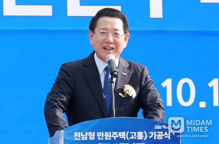 김영록 전라남도지사가 13일 고흥읍 성촌리 전남형 만원주택 사업부지에서 주요내빈들과 ‘전남형 만원주택’ 기공을 축하하는 시삽 퍼포먼스를 하고 있다.