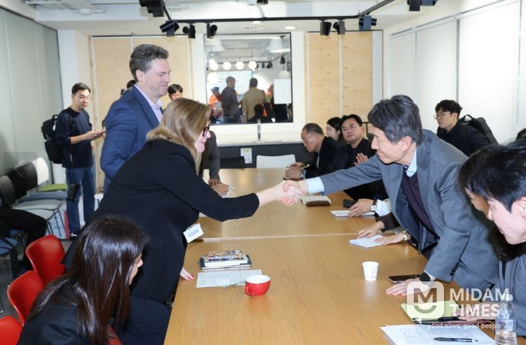 포항시와 포항시의회가 13일(현지시간) 영국 런던의 UCL을 방문해 재키 글라스 더 바틀렛 단과대학장, 마크 매슬린 교수, 프리티 퍼리크 교수, 케이코 츠네기와 교수 등과 면담을 진행하고 있다.