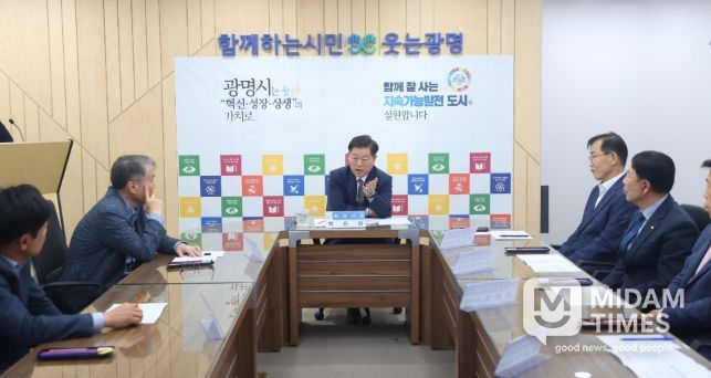 박승원 광명시장이 14일 오전 시청 영상회의실에서 열린 ‘광명시흥 신도시 제2금융권 간담회’에 참석해 발언하고 있다.