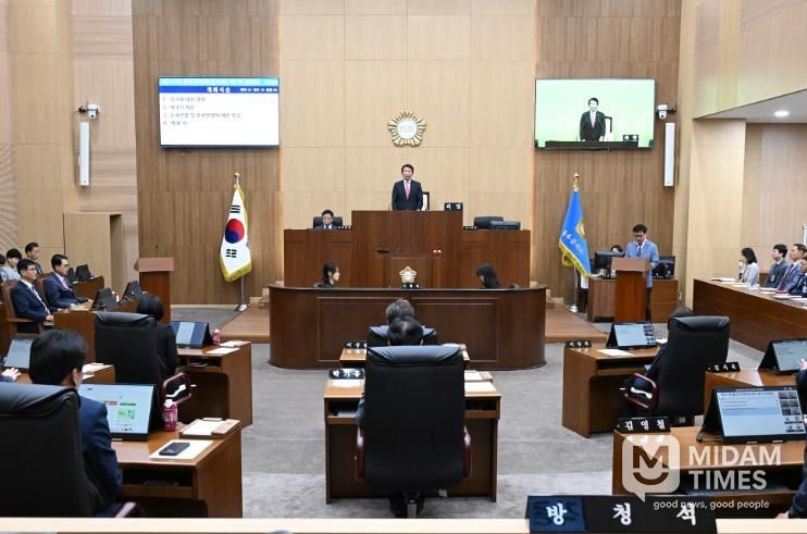 14일 울주군의회 의사당 본회의장에서 열린 제241회 임시회 제1차 본회의에서 최길영 의장이 개회사를 하고 있다.