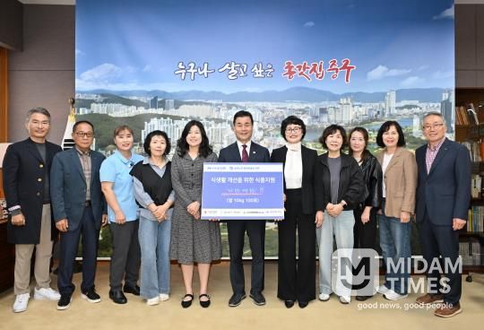 (사)시니어벤처협회 울산지회·울산북구가족센터, 이웃돕기 백미 전달