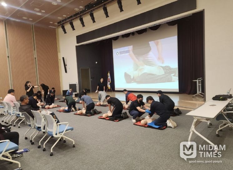 포항시 북구보건소는 14일 지역 내 AED(자동심장충격기) 관리책임자들을 대상으로 한 응급처치 교육을 개최했다.