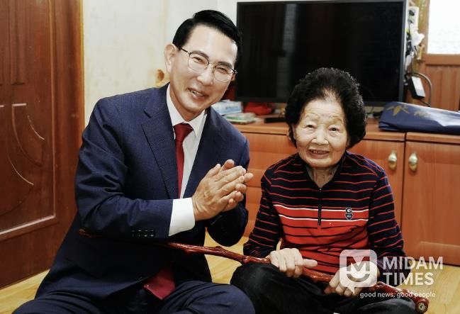 지난 14일 이완섭 서산시장이 성연면 평리에 거주하는 이상희 어르신께 청려장을 전달했다.