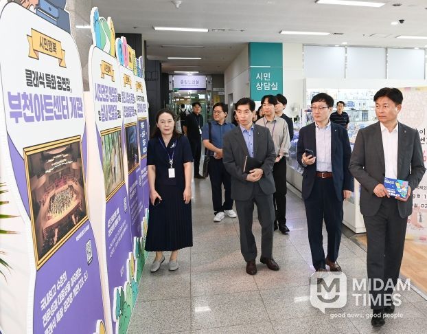 조용익 부천시장(오른쪽)이 ‘기본을 심다, 혁신이 피어나다’를 주제로 열린 ‘혁신·적극행정 우수사례 전시회’를 둘러보고 있다.