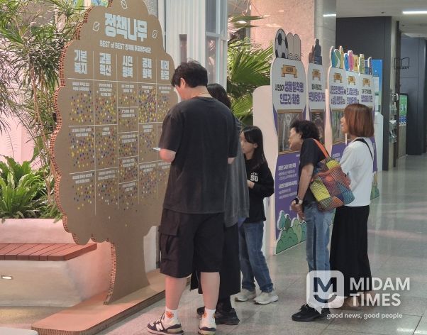 시민들이 ‘혁신·우수사례 전시회’에 마련된 정책나무에 ‘BEST of BEST 사례’를 투표하고 있다.