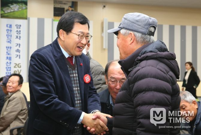 주낙영 경주시장이 어르신과 반갑게 인사하며 복지 현장의 목소리를 청취하고 있는 모습.