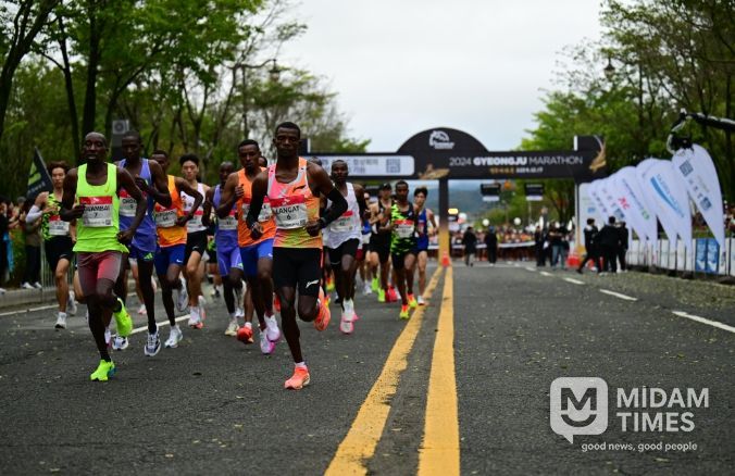 지난해 열린 ‘2024 경주국제마라톤대회’에서 참가 선수들이 출발 신호와 함께 힘차게 레이스를 시작하고 있다.