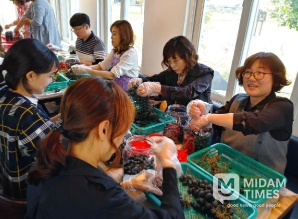 뱅꼬레 와이너리에서 나만의 와인을 만들고 있는 참여자들