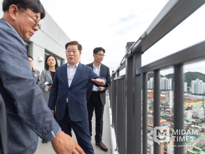 박승원 광명시장이 지난 14일 오후 입주를 앞둔 준공을 앞둔 광명제4R구역 재개발정비사업 현장 '광명센트럴아이파크'를 방문해 품질점검을 하고 있다.
