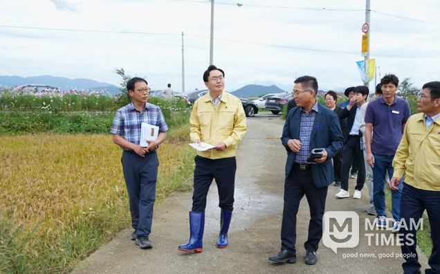 윤병태 시장(왼쪽 두 번째)이 15일 반남면 덕산리 일대 피해 논을 방문해 현황을 점검했다.