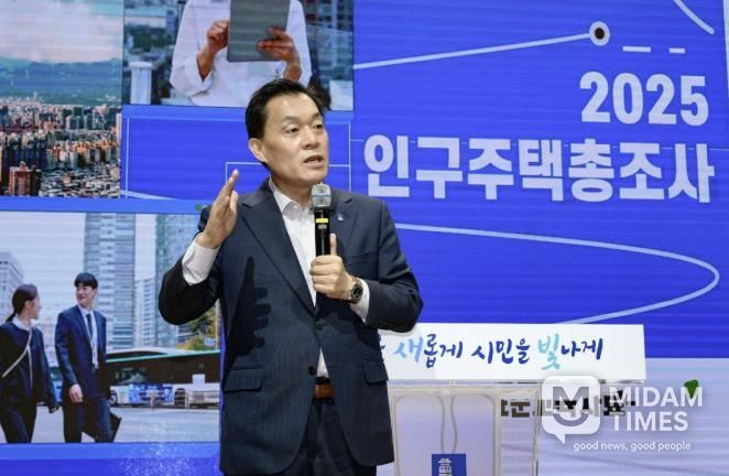 이재준 수원시장이 15일 시청 대강당에서 열린 인구주택총조사 조사원 교육에서 인사말을 하고 있다.