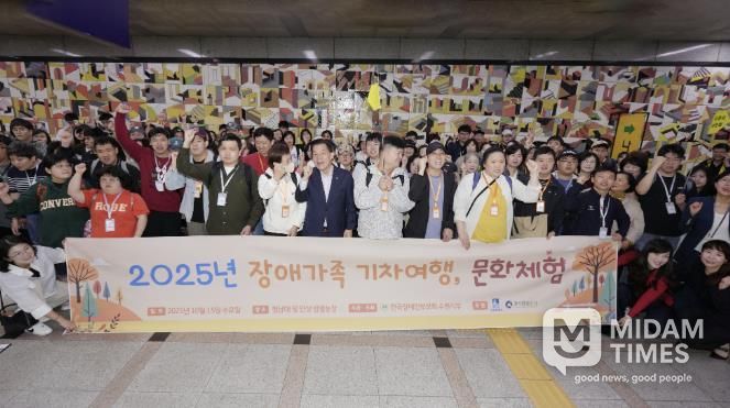 이재준 수원시장(가운데)가 기차여행을 떠나는 발달장애인들을 배웅하며 기념사진을 찍고 있다.