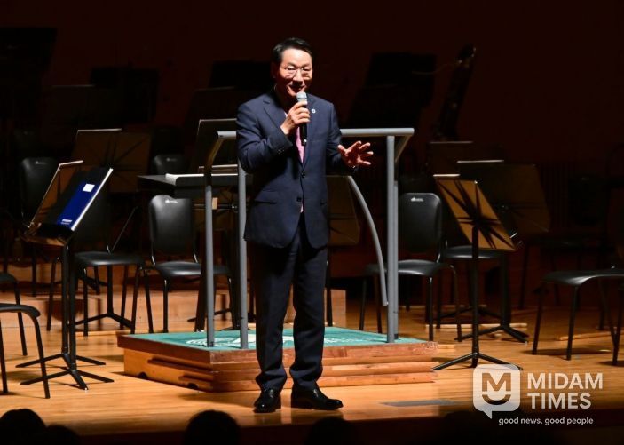 유정복 인천광역시장이 15일 아트센터인천에서 열린 '제61회 인천시민의날 기념음악회'에서 인사말을 하고 있다.