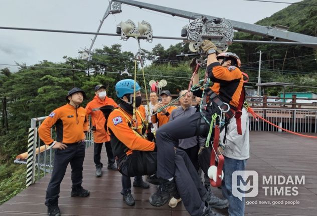 영천시시설관리공단은 지난 14일 보현산댐 짚와이어에서 영천소방서 구조대와 합동으로 구조 훈련을 실시했다.