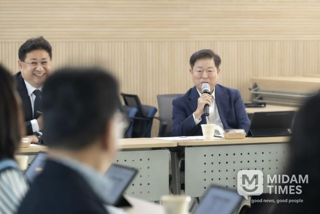 박승원 광명시장이 지난 15일 열린 광명시 평생학습원에서 개최한 '데이터와 사례로 보는 공공재정의 지역자산화 가능성'을 주제로 한 정책연구회에 참석해 발언하고 있다.