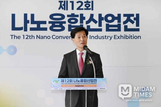 안병구 밀양시장이 16일 밀양햇살문화캠퍼스에서 열린 제12회 나노융합산업전 개막식에서환영사를 하고 있다.